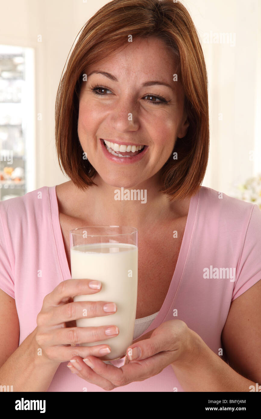 Femme buvant un verre de lait Banque D'Images