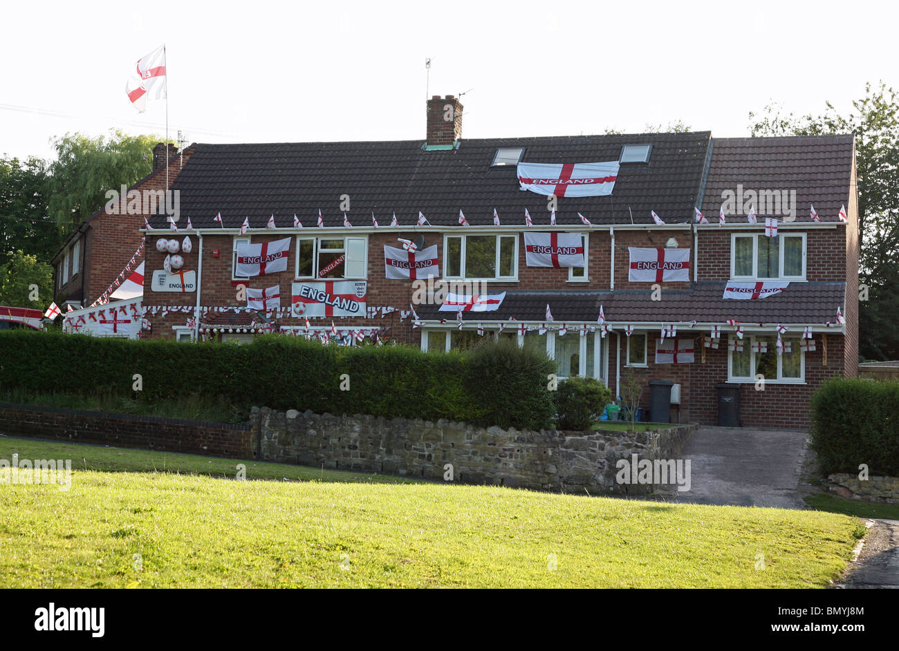 Maisons de Stoke-on-Trent décorées de drapeaux de l'Angleterre et de banderoles soutenant l'équipe de football de l'Angleterre Banque D'Images