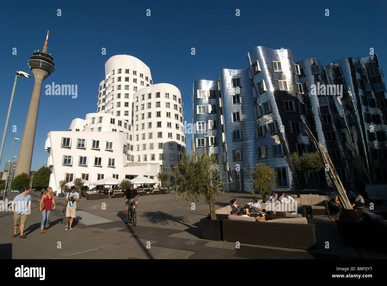 Les bâtiments de l'architecte Frank O Gehry dans le port des médias Zollhof , Düsseldorf/Allemagne. Banque D'Images