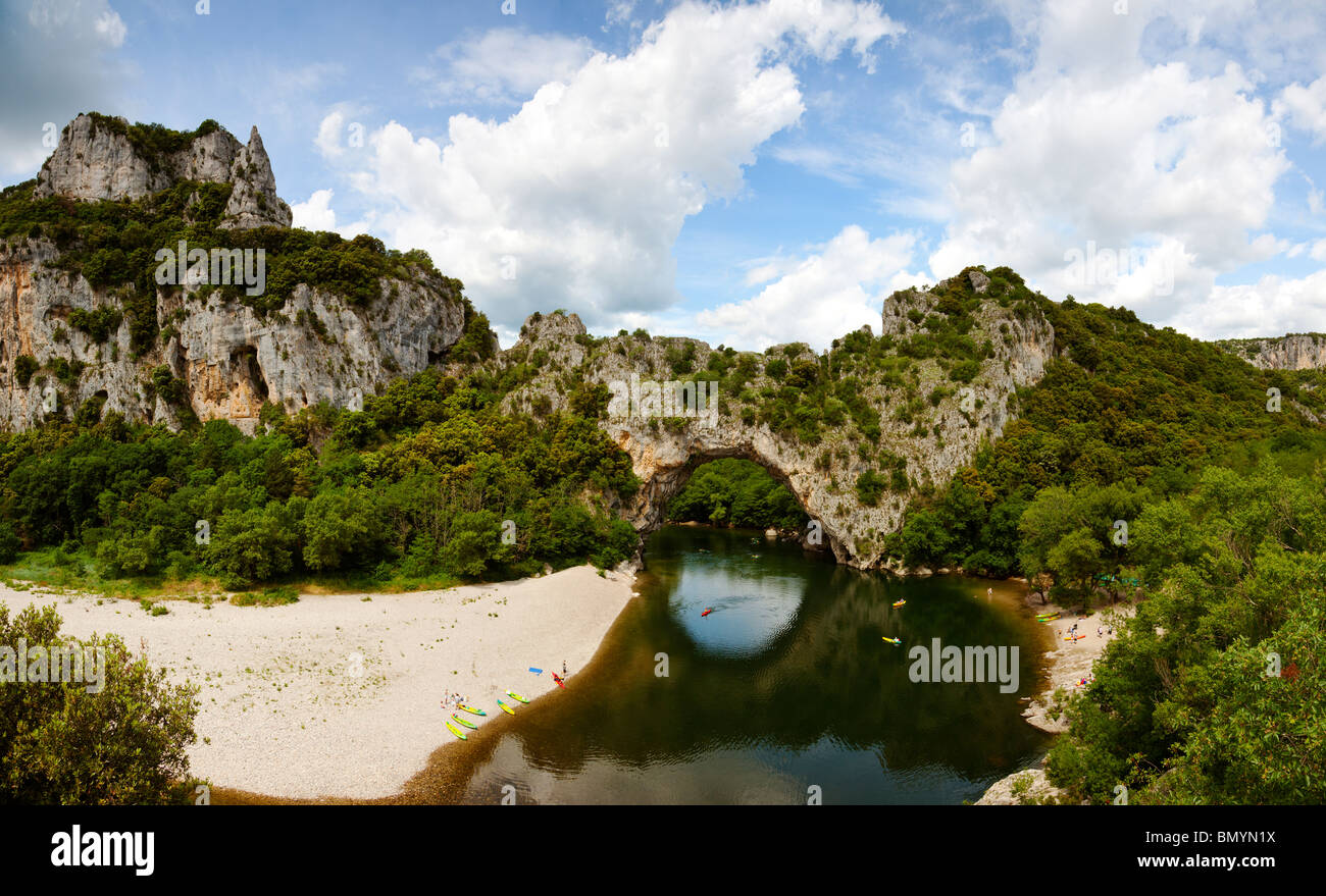 Vue panoramique de la pierre naturelle arch Pont d'Arc dans les gorges de l'Ardèche Banque D'Images