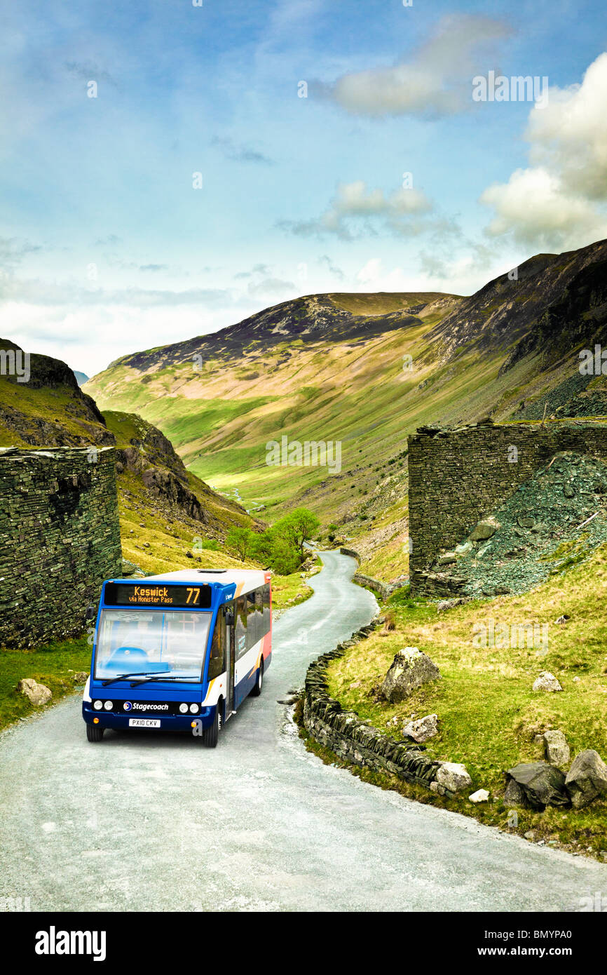 Service de bus de la communauté rurale à Keswick via Honister Pass, Lake District, England, UK Banque D'Images