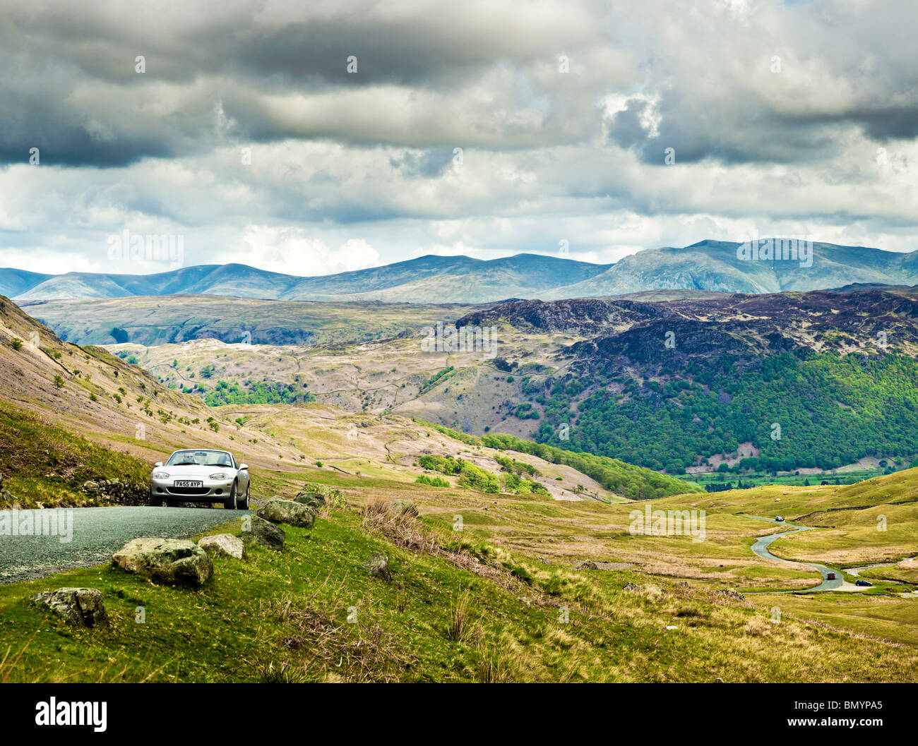 Voiture de sport conduite sur Honister Pass dans le Parc National de Lake District, Cumbria, England, UK Banque D'Images