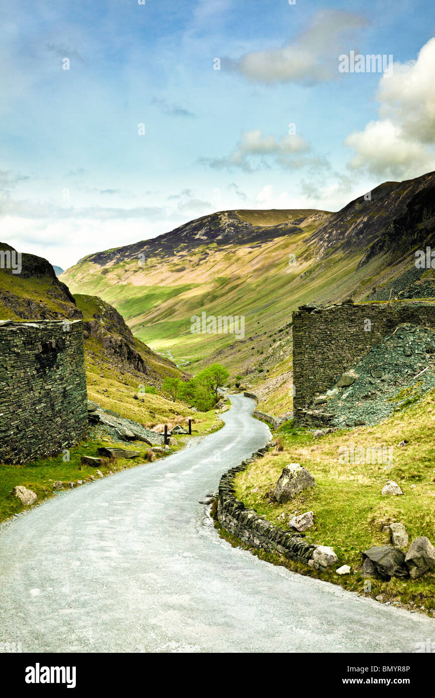 Route sinueuse au sommet de Honister Pass, le Lake District, Cumbria, England, UK - Regard sur la lande Banque D'Images