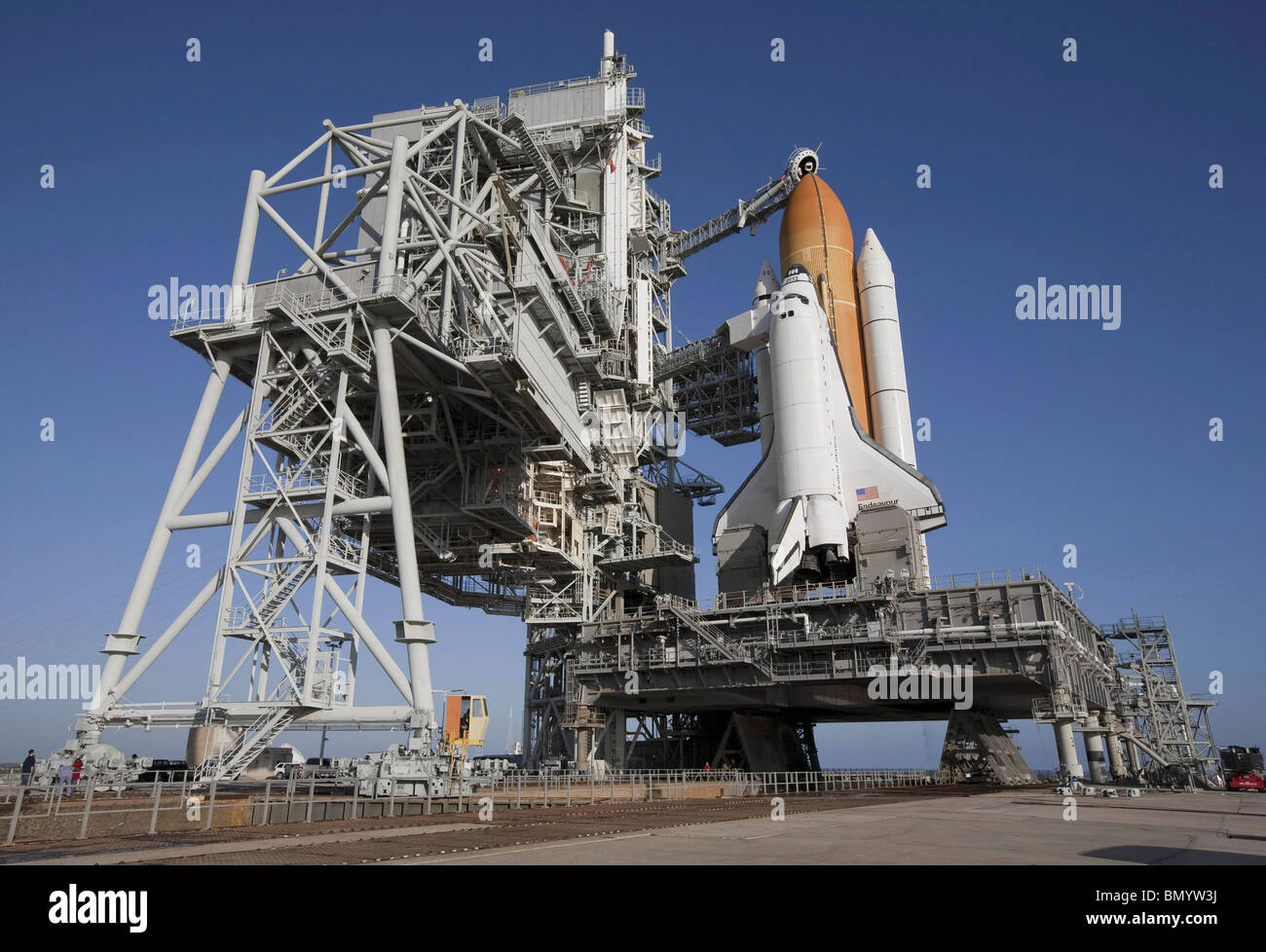 La navette spatiale Endeavour au sommet d'une plate-forme de lancement mobile au centre spatial Kennedy. Banque D'Images