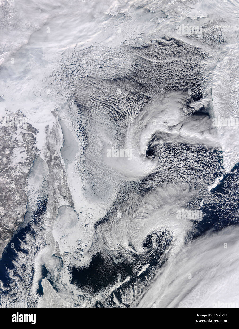 La Russie extrême-orientale couverts dans la neige, la glace, et les nuages. Banque D'Images