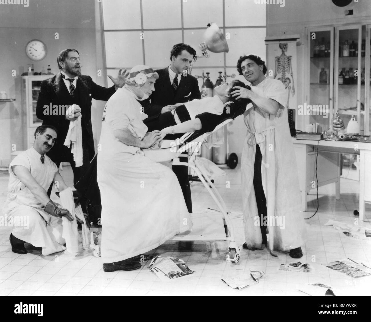 Une journée aux courses 1937 MGM film. Sig Ruman protester que les Marx Brothers prendre plus d'un de ses patients Banque D'Images