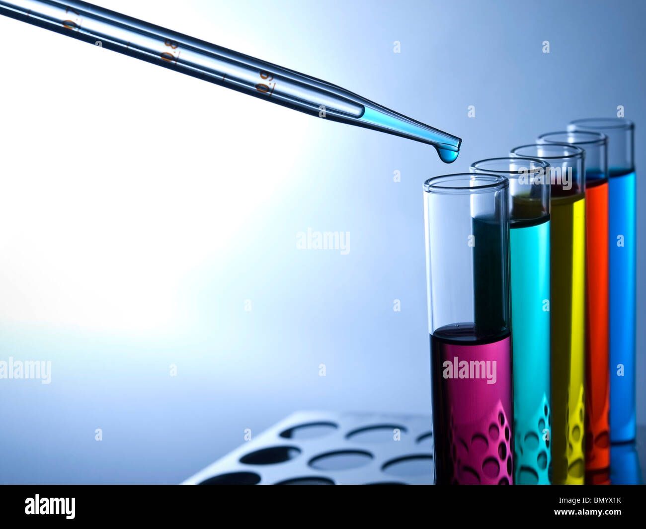 Laboratoire un laboratoire de pipette liquide rouge rempli Banque de photographies et d’images à