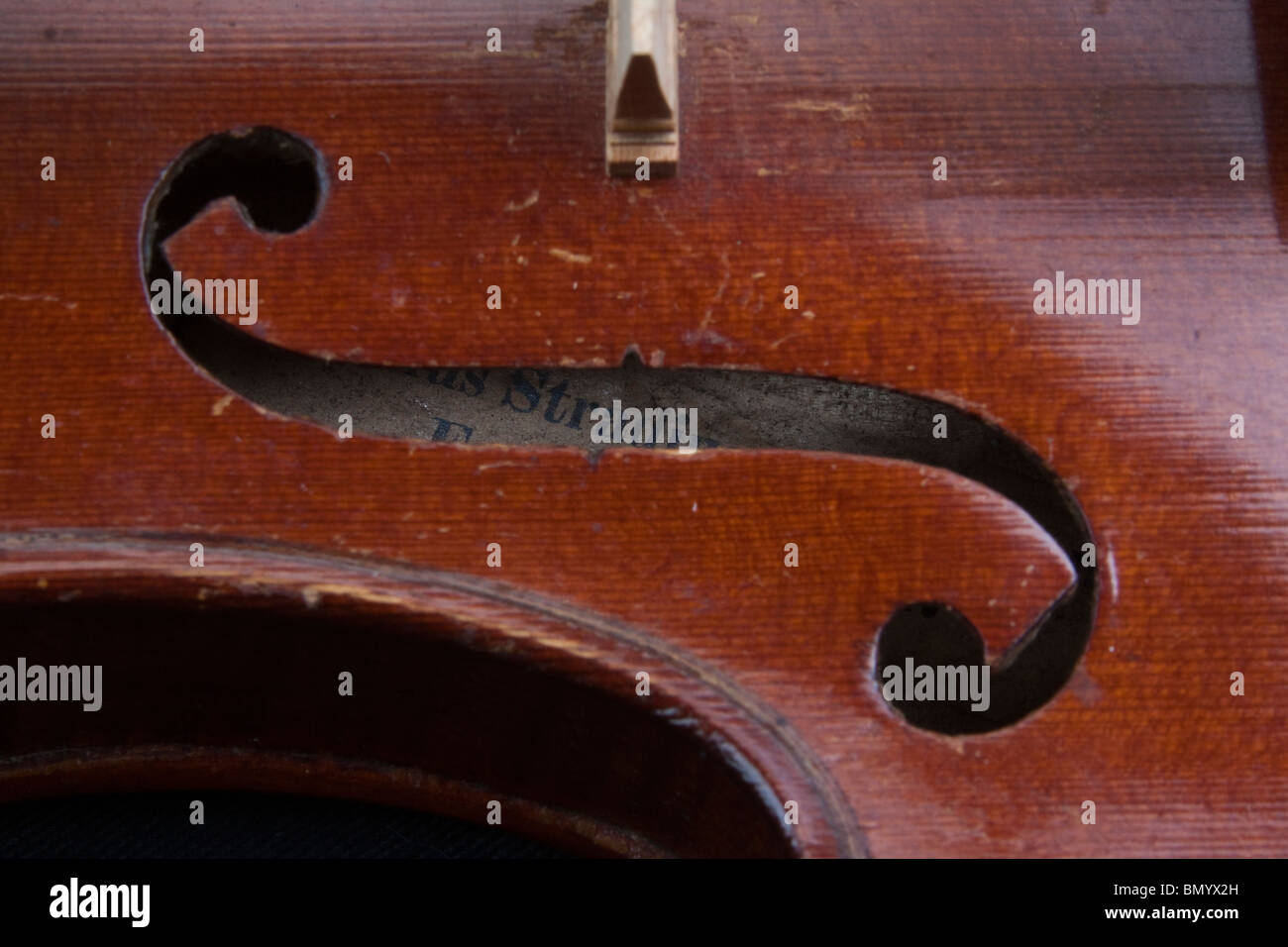 Un violon Stradivarius, et les détails de l'intérieur label Antonius Stradivarius Cremonensis. Cremona 104947 Horizontal Banque D'Images