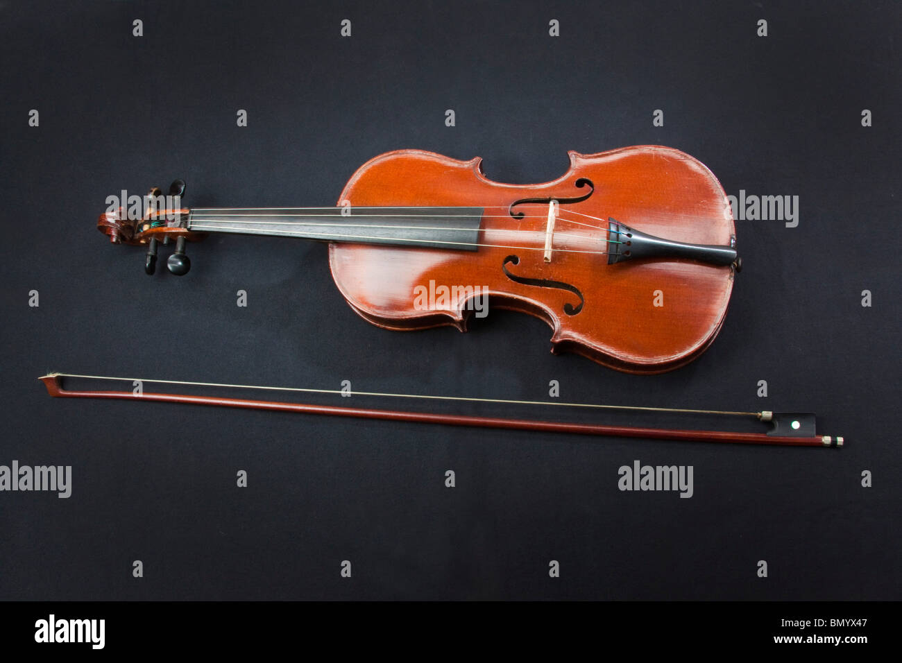 Un violon Stradivarius, full size et bow Antonius Stradivarius Cremonensis. Cremona 104954 Horizontal Banque D'Images