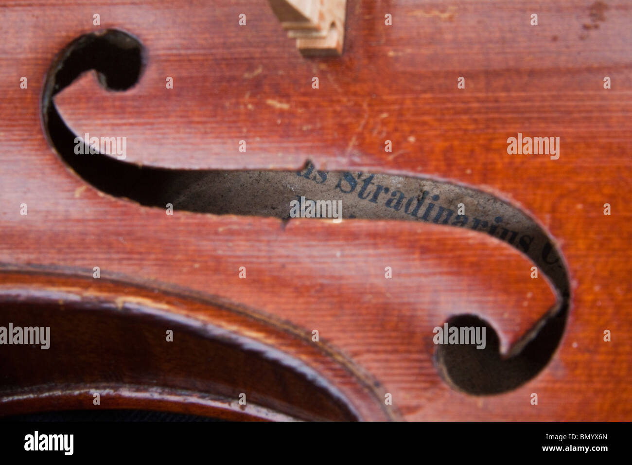 Un violon Stradivarius, et les détails de l'intérieur label Antonius Stradivarius Cremonensis. Cremona 104943 Horizontal Banque D'Images