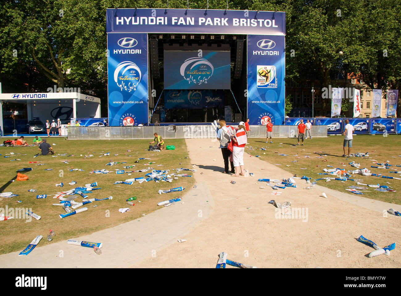 Ventilateur déserte Park après l'anglais match de football, d'un écran, de détritus, de la Coupe du Monde 2010, Bristol, UK Banque D'Images