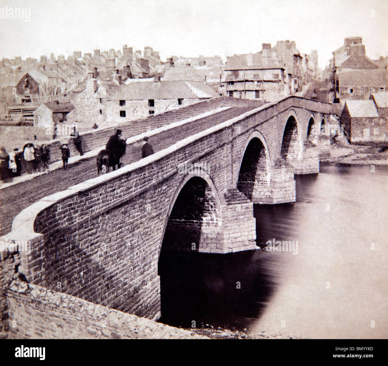 Royaume-uni, Pays de Galles, Aberystwyth, victorien Trefechan pont de pierre sur la rivière Rheidol Afon en milieu des années 1800 Banque D'Images