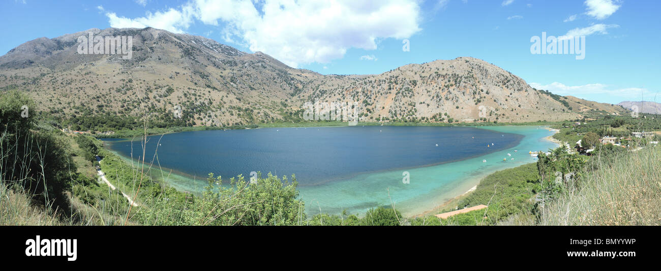 Une vue panoramique du lac Kournos, Crète. Le seul lac d'eau douce permanents en Crète est une station touristique populaire. Banque D'Images