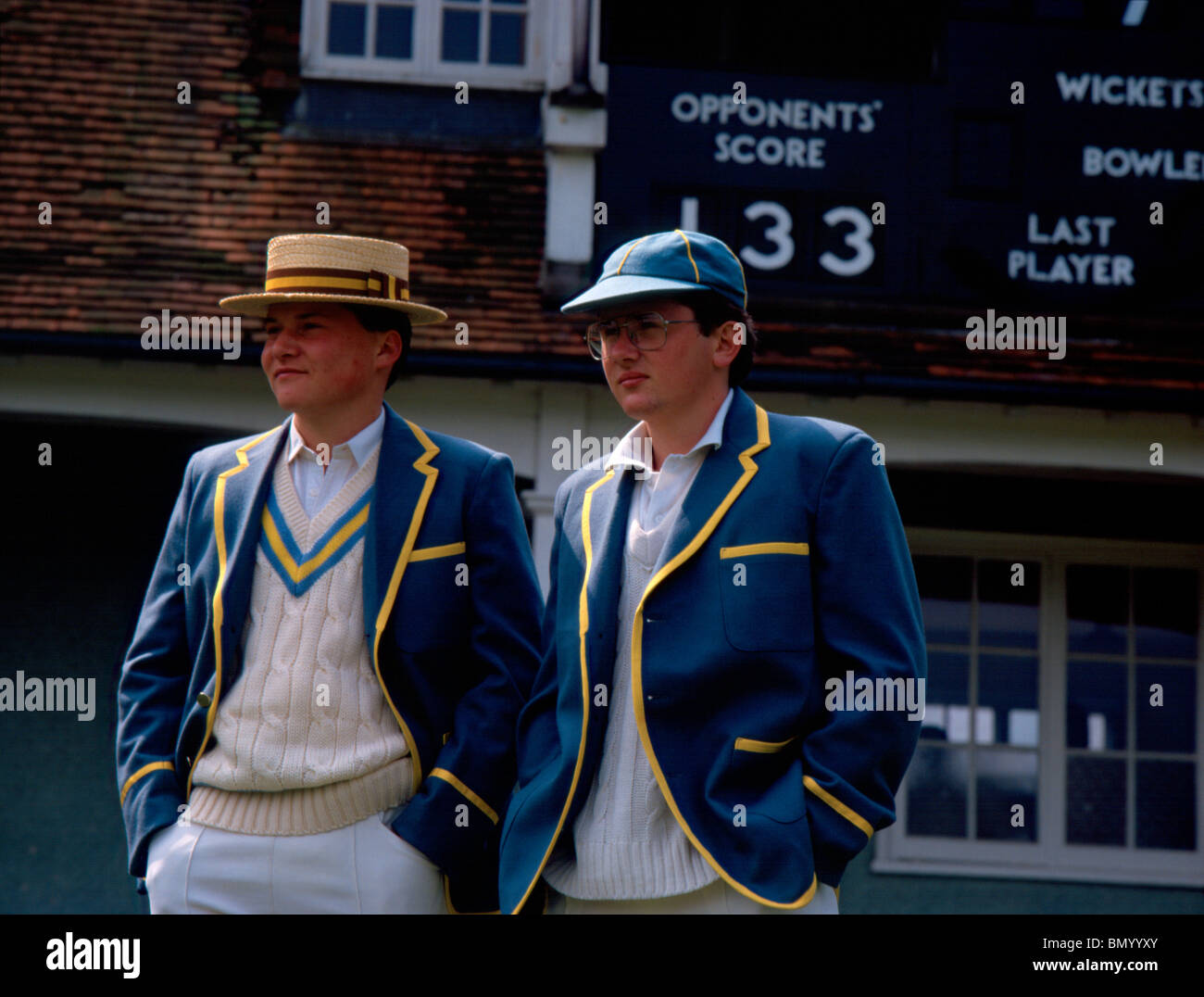 Wellington College de cricket dans les couleurs de l'école, des années 1980. Banque D'Images