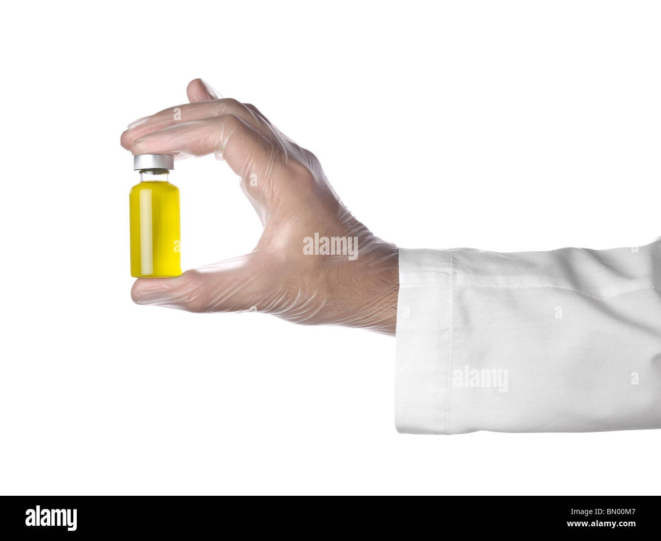 Un médecin est titulaire d'un flacon rempli de liquide jaune avec ses gants en latex. Isolé sur blanc. Banque D'Images