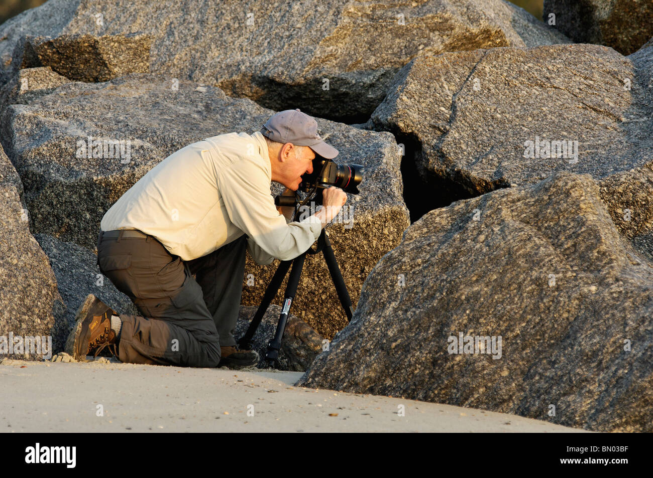 Man Shooting Photos sur Folly Beach dans le comté de Charleston, Caroline du Sud Banque D'Images
