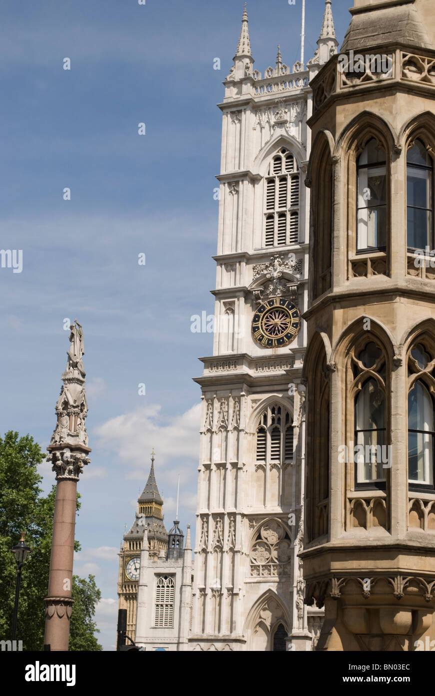 Rare vue de Londres : l'abbaye de Westminster (St Margaret's Church) et Big Ben à partir de la rue Victoria Banque D'Images