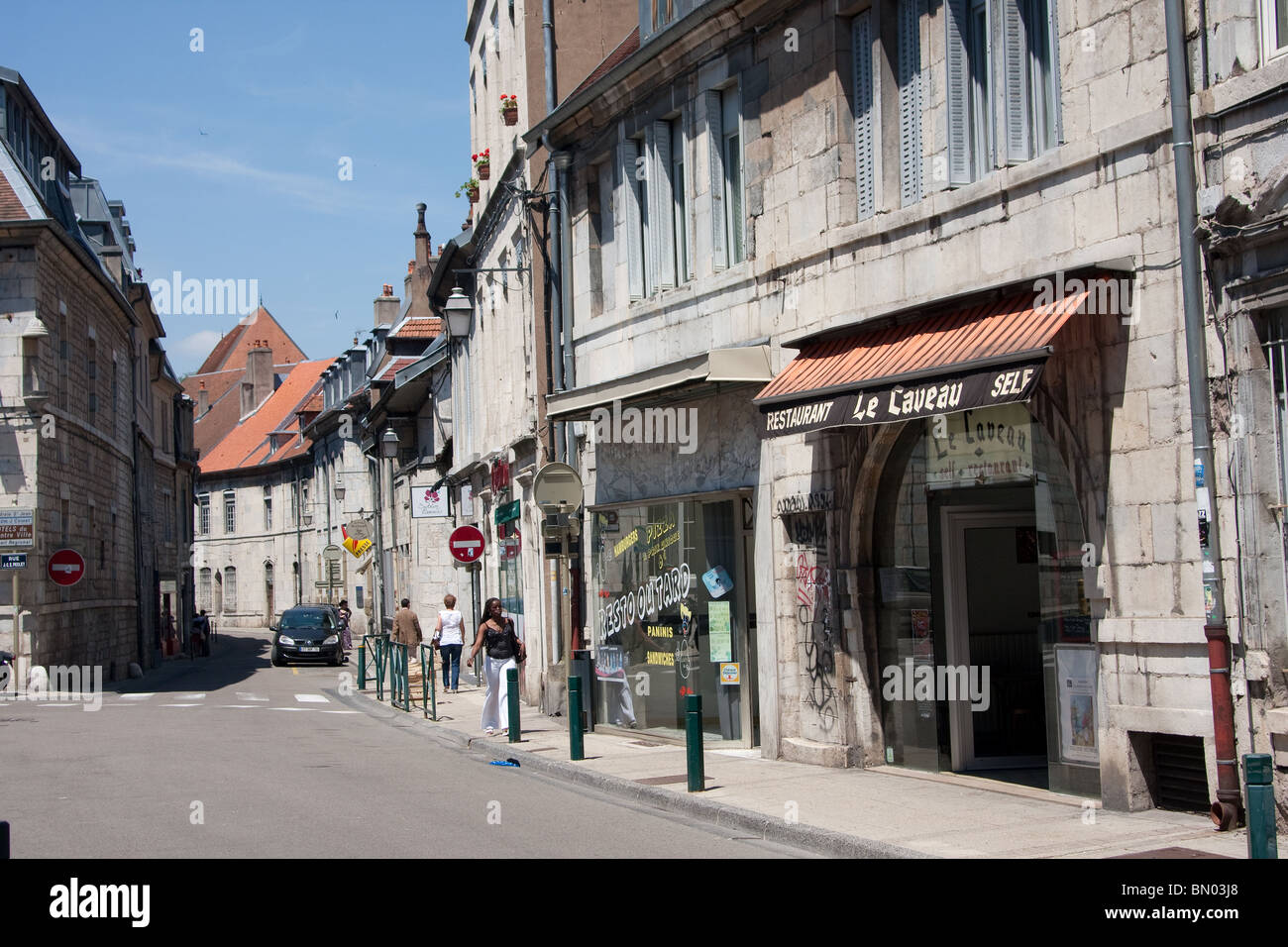 Ancienne boutique shopping rue étroite porte avant Banque D'Images