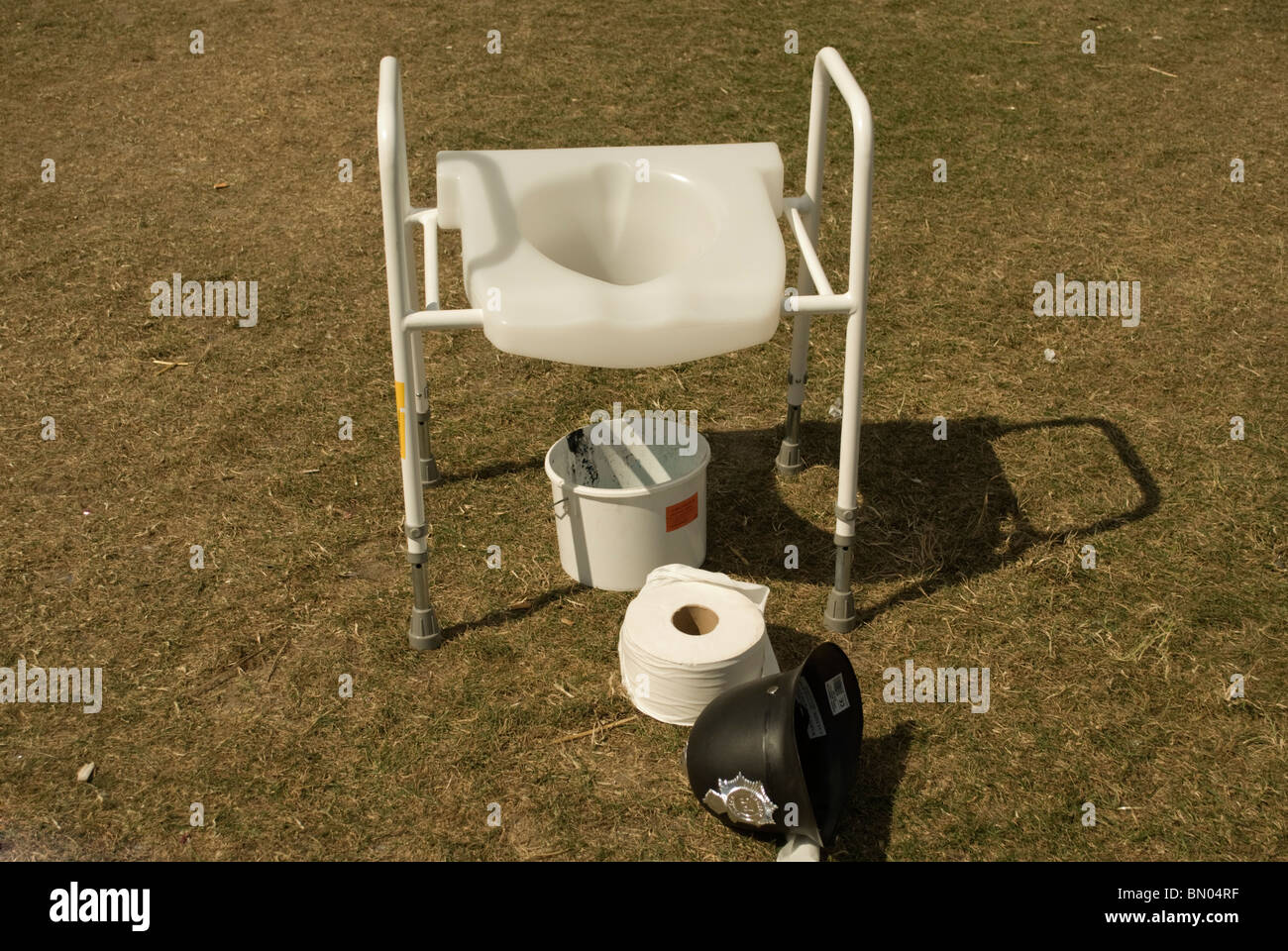 Le camp de la paix la démocratie (village) de la place du Parlement : toilettes et la police casque. Juin 2010 Banque D'Images