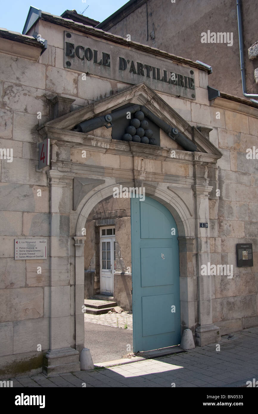 Entrée principale de l'école d'artillerie boulets Banque D'Images