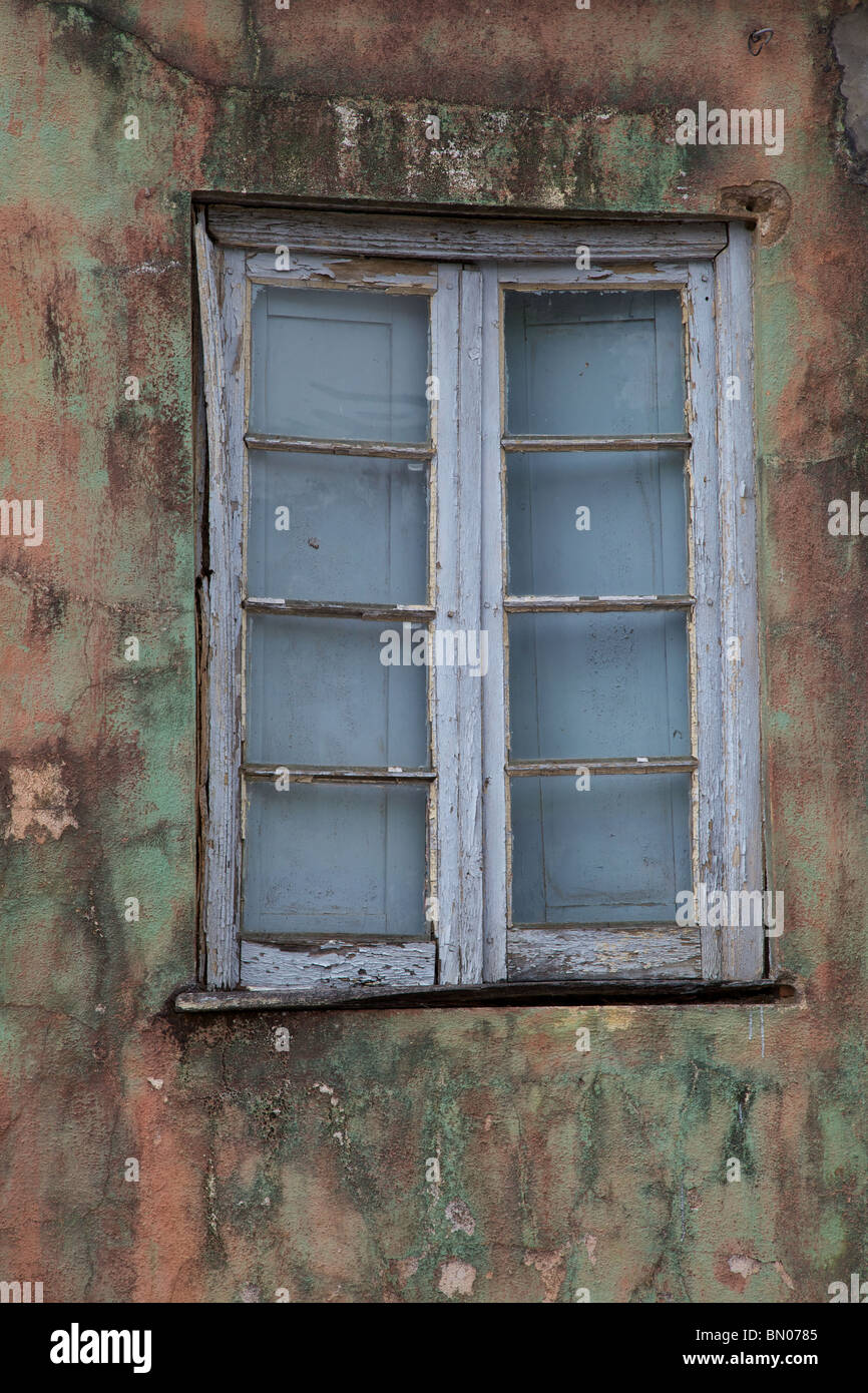 Bois décoloré blanc fenêtre sur un mur de couleur Banque D'Images