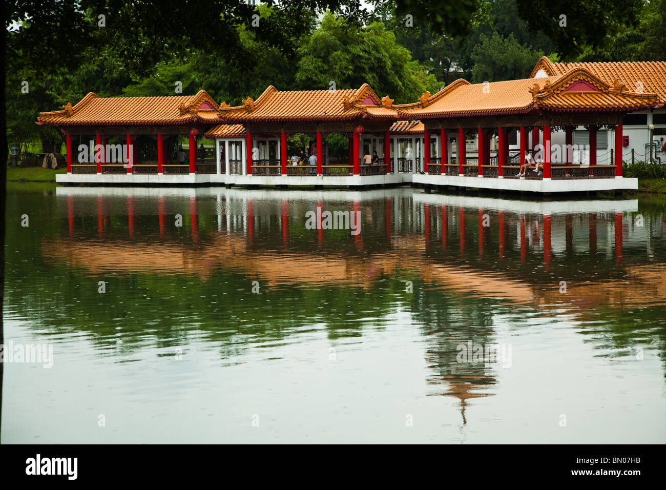 Jardin Chinois de Singapour est le principal atout de son intégration de l'architecture à son environnement naturel. Banque D'Images
