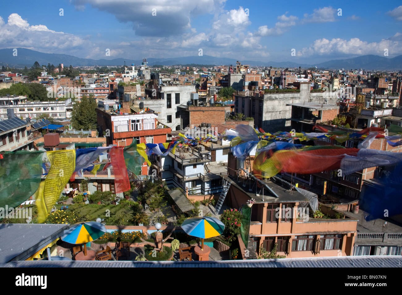 Une vue sur les toits de la zone Thamel de Kathmandou, Népal. Banque D'Images