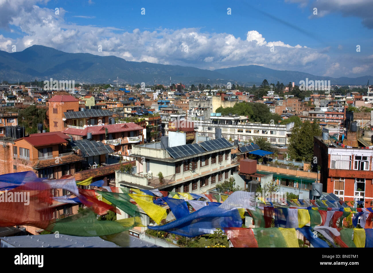 Une vue sur les toits de la zone Thamel de Kathmandou, Népal. Banque D'Images