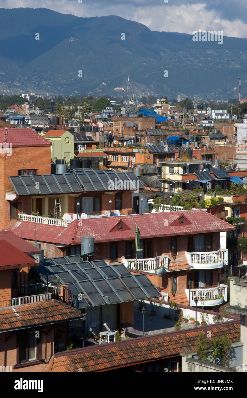 Une vue sur les toits de la zone Thamel de Kathmandou, Népal. Banque D'Images