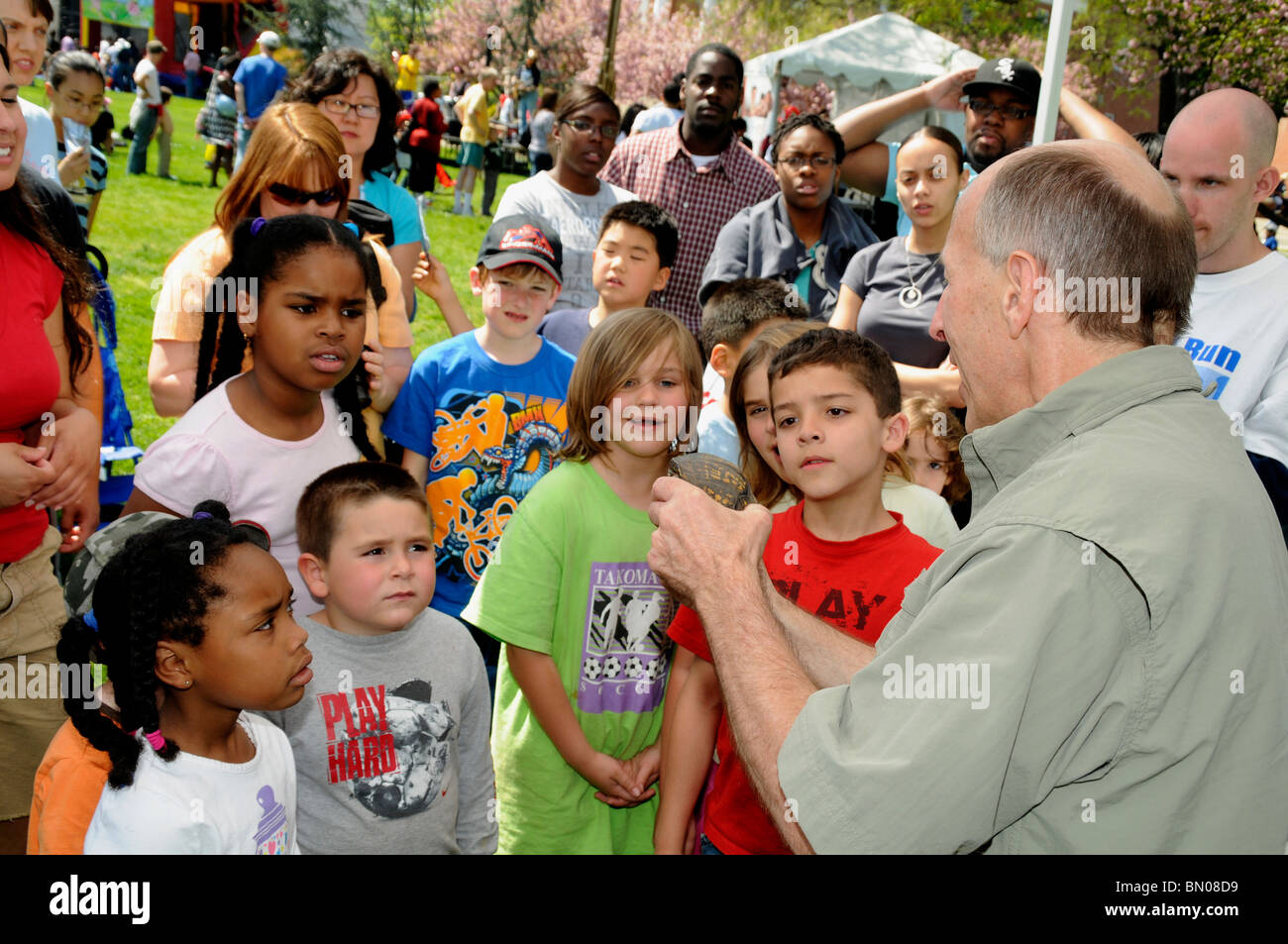 Un expert de la faune indique aux enfants une boîte tortue en un festival à Takoma Park, Maryland Banque D'Images