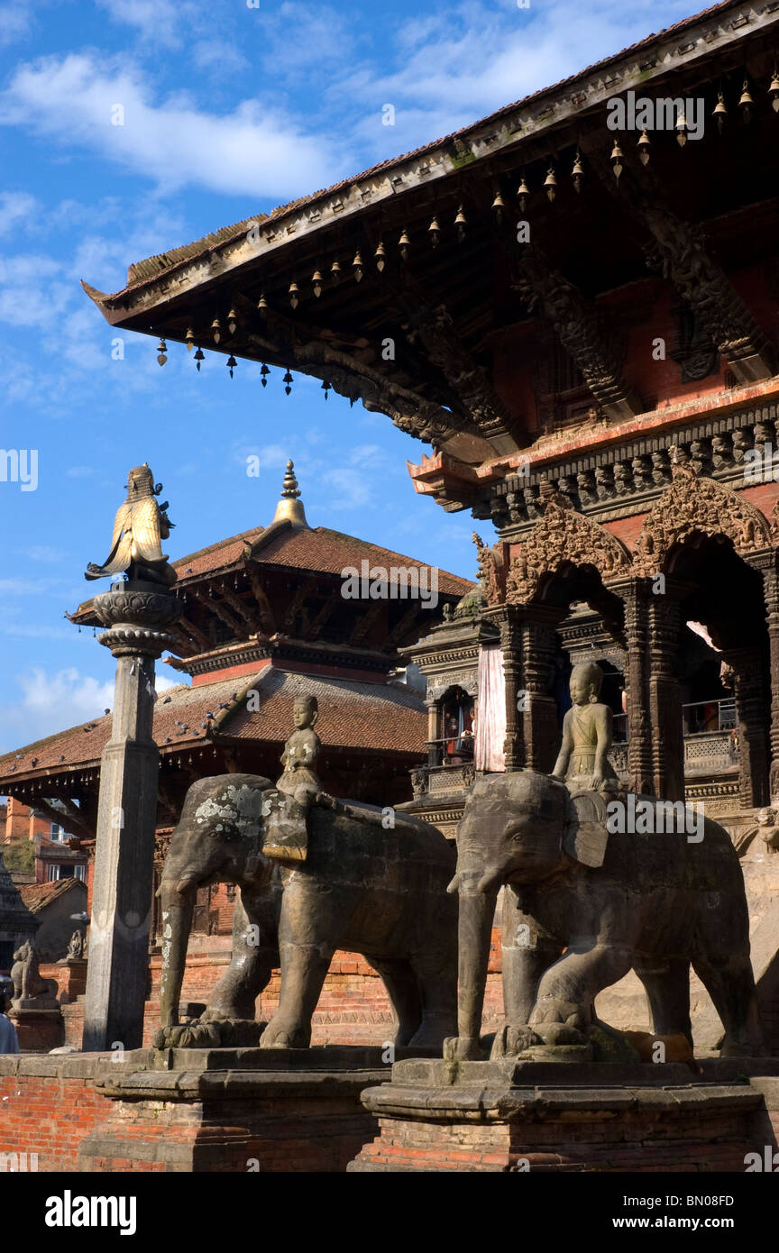 Deux éléphants en pierre gardent l'entrée de l'Vishwanath Temple, Durbar Square, Patan, Népal. Banque D'Images