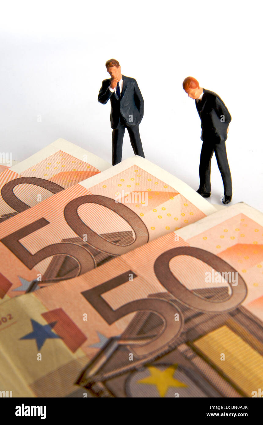 Les hommes d'affaires, figurines, et les billets en euro - argent / business / finances / investissement concept Banque D'Images
