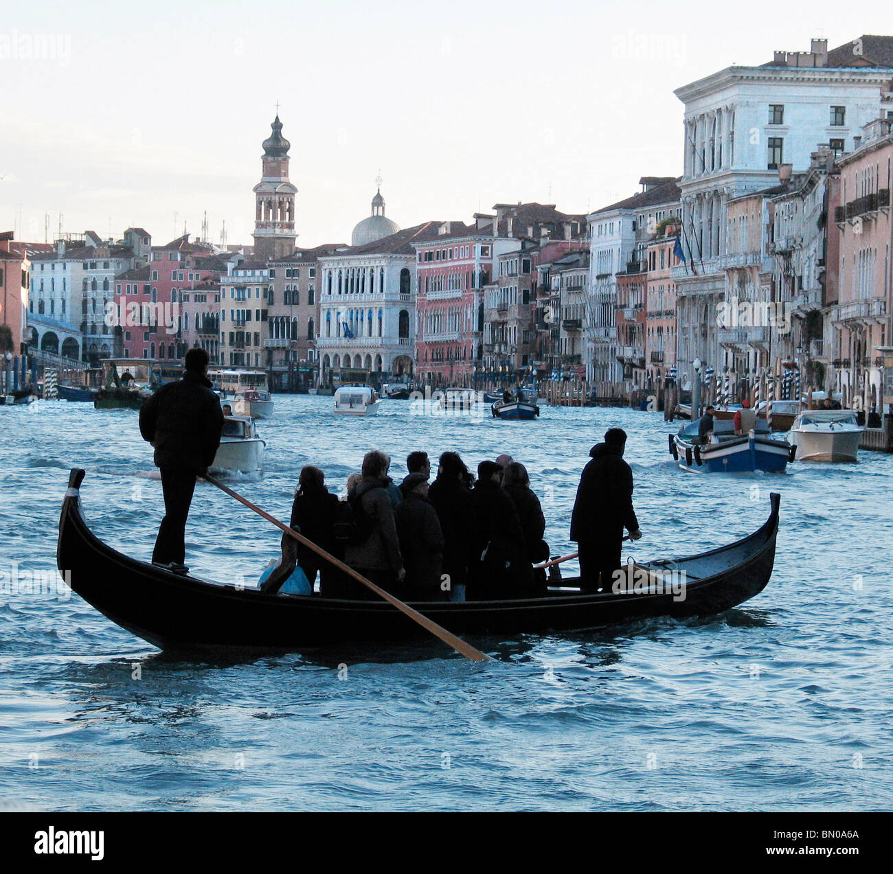 Gondole sur le Grand Canal à Venise, Italie au crépuscule en hiver Banque D'Images