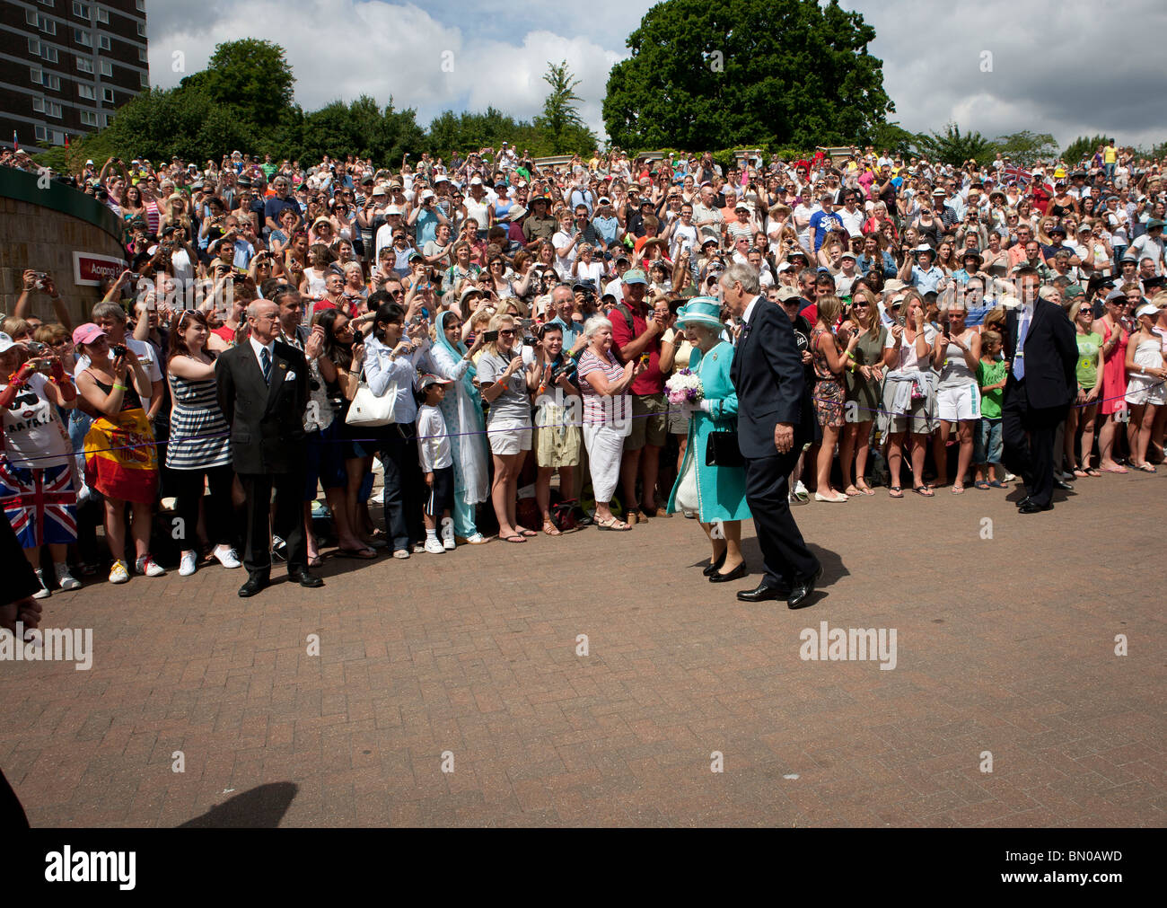 La Grande-Bretagne La reine Elizabeth II marche dernières tennis fans sur Henman Hill lors de sa première visite à Wimbledon Lawn Tennis Club pendant 33 ans Banque D'Images
