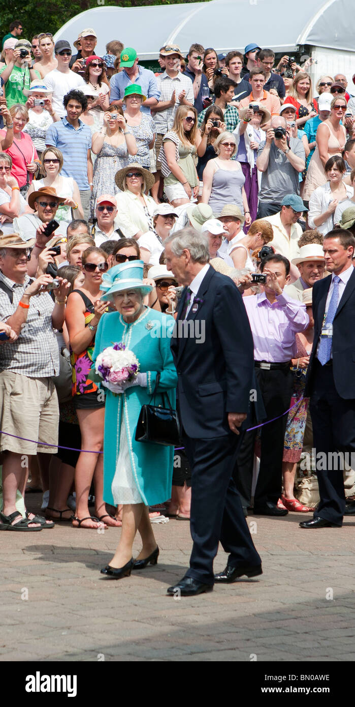 La Grande-Bretagne La reine Elizabeth II marche dernières tennis fans sur Henman Hill lors de sa première visite à Wimbledon Lawn Tennis Club pendant 33 ans Banque D'Images
