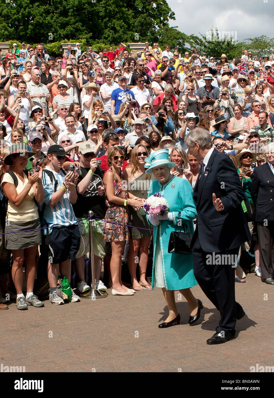 La Grande-Bretagne La reine Elizabeth II marche dernières tennis fans sur Henman Hill lors de sa première visite à Wimbledon Lawn Tennis Club pendant 33 ans Banque D'Images