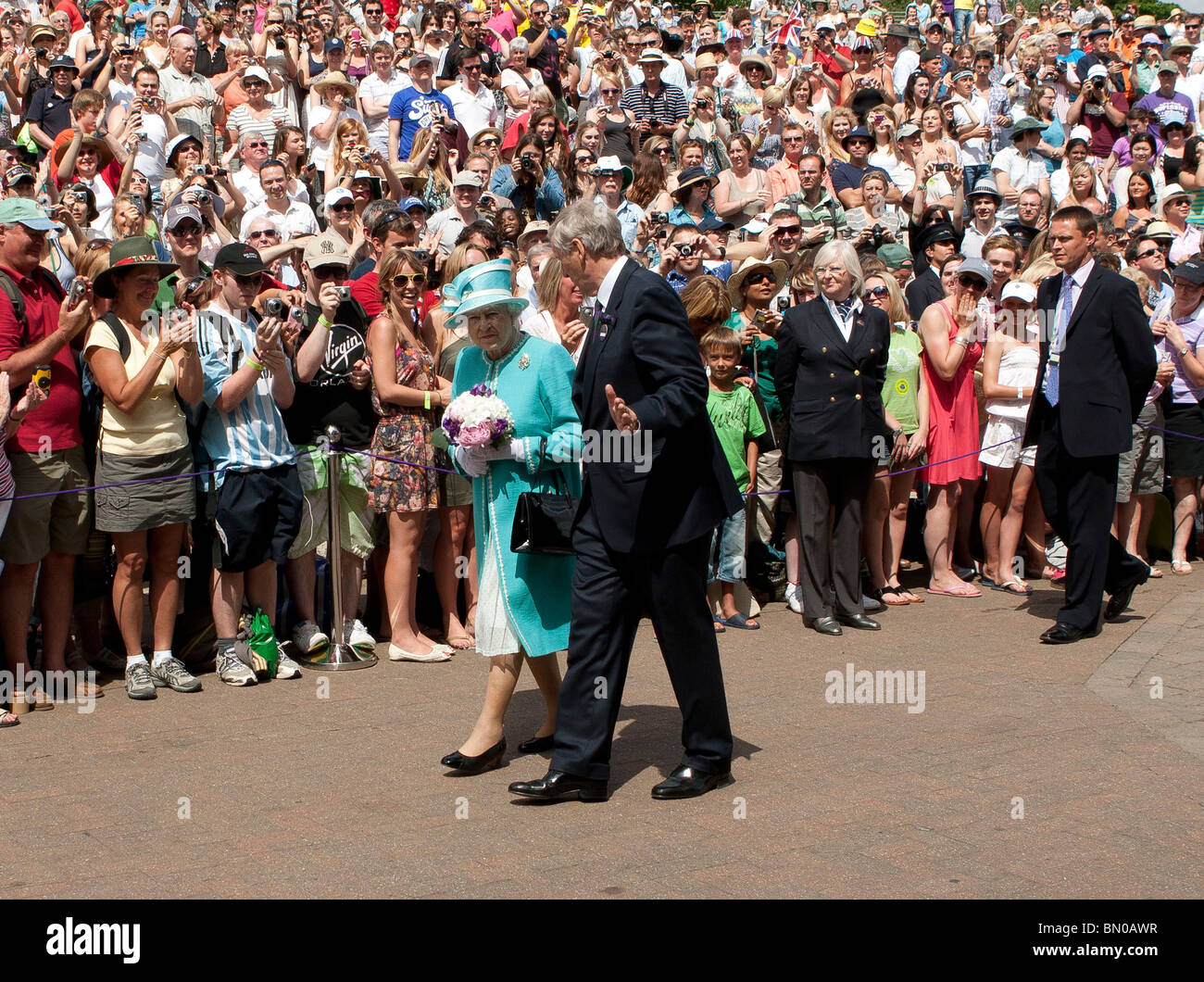 La Grande-Bretagne La reine Elizabeth II marche dernières tennis fans sur Henman Hill lors de sa première visite à Wimbledon Lawn Tennis Club pendant 33 ans Banque D'Images