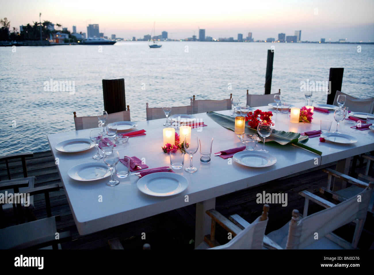 Set Table joliment décorée pour une Garden Party par la mer Banque D'Images