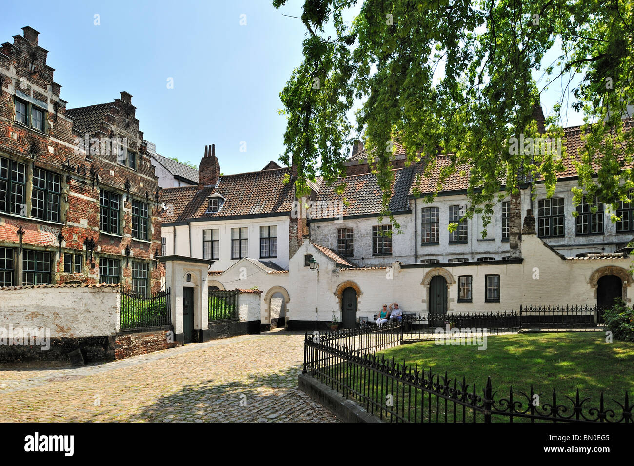 Le Béguinage Saint Elisabeth avec ses petites maisons construites au 17ème siècle, Courtrai, Belgique Banque D'Images