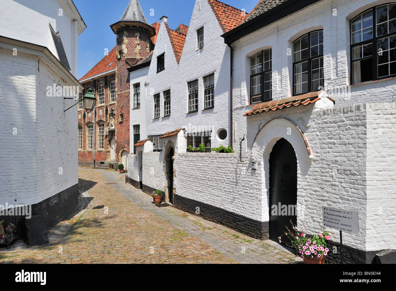 Le Béguinage Saint Elisabeth avec ses petites maisons construites au 17ème siècle, Courtrai, Belgique Banque D'Images