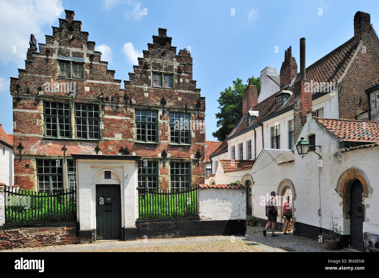 Les touristes visitant la Saint Elisabeth Béguinage avec ses petites maisons construites au 17ème siècle, Courtrai, Belgique Banque D'Images