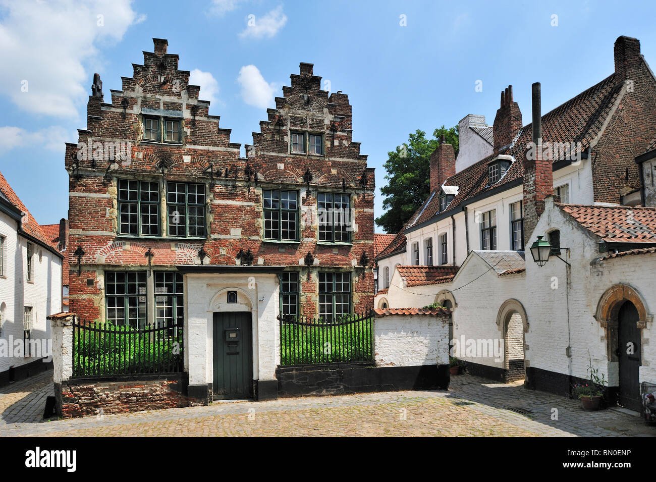 Le Béguinage Saint Elisabeth avec ses petites maisons construites au 17ème siècle, Courtrai, Belgique Banque D'Images