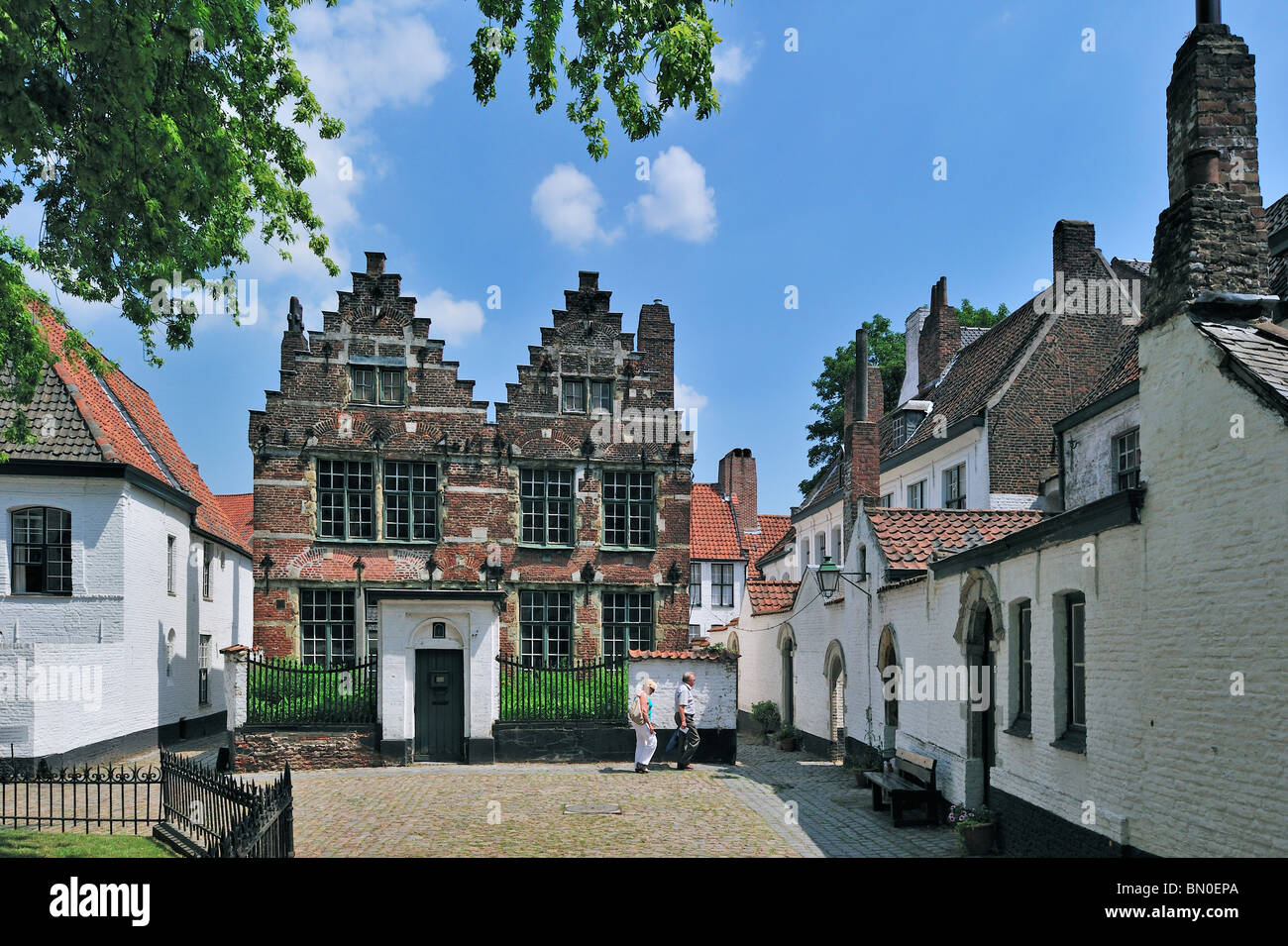 Les touristes visitant la Saint Elisabeth Béguinage avec ses petites maisons construites au 17ème siècle, Courtrai, Belgique Banque D'Images