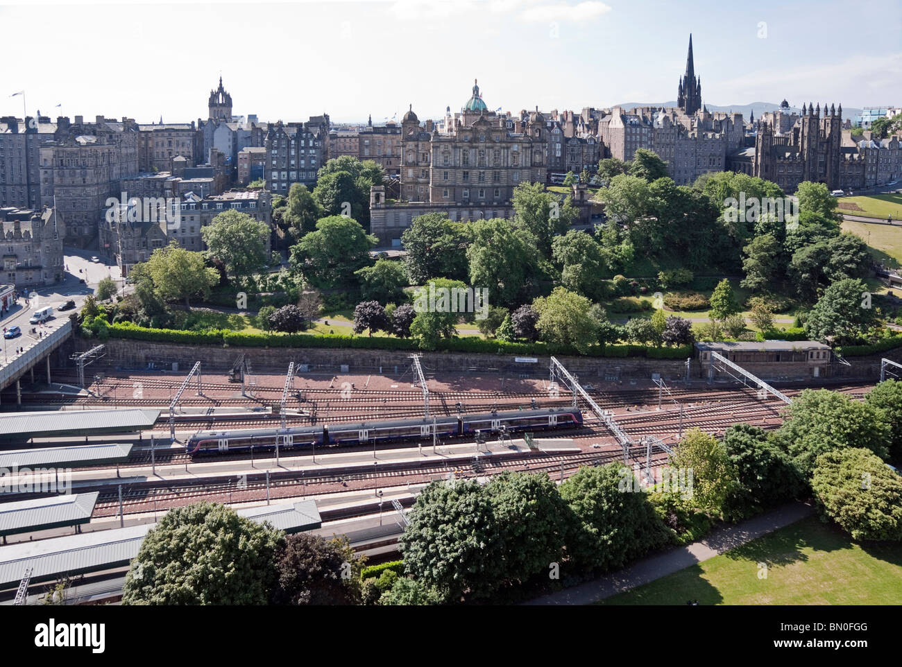 L'arrivée de 10,00 à Glasgow Edinburgh service à la gare de Waverley à Édimbourg en Écosse Banque D'Images