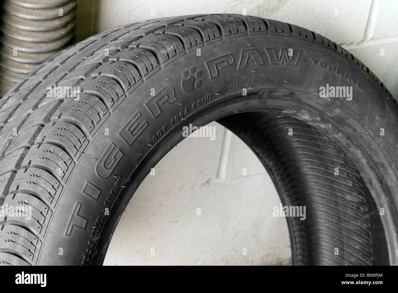 Pneu touring marque Tiger Paw Banque D'Images