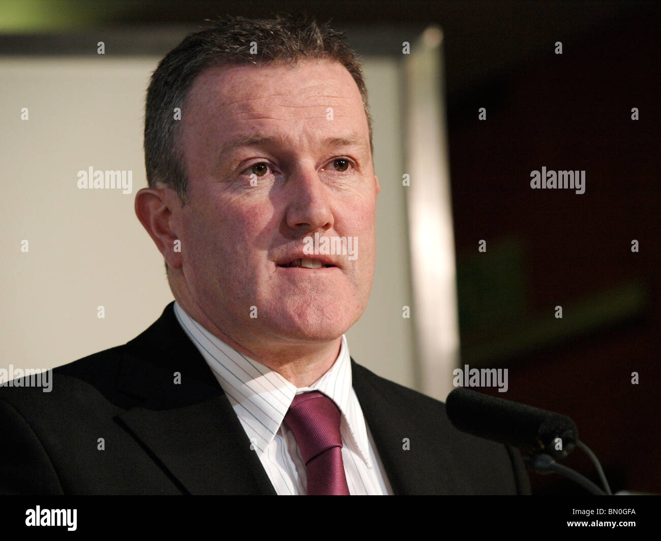 Conor Murphy MP, député provincial, le Sinn Fein, en parlant de l'unité irlandaise mise à l'ordre du jour de la conférence organisée par le Sinn Fein à TUC AC Banque D'Images