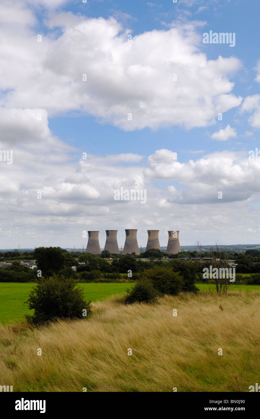 Les cinq autres tours de refroidissement de l'ancienne centrale électrique de Willington, Derbyshire, Angleterre. Banque D'Images