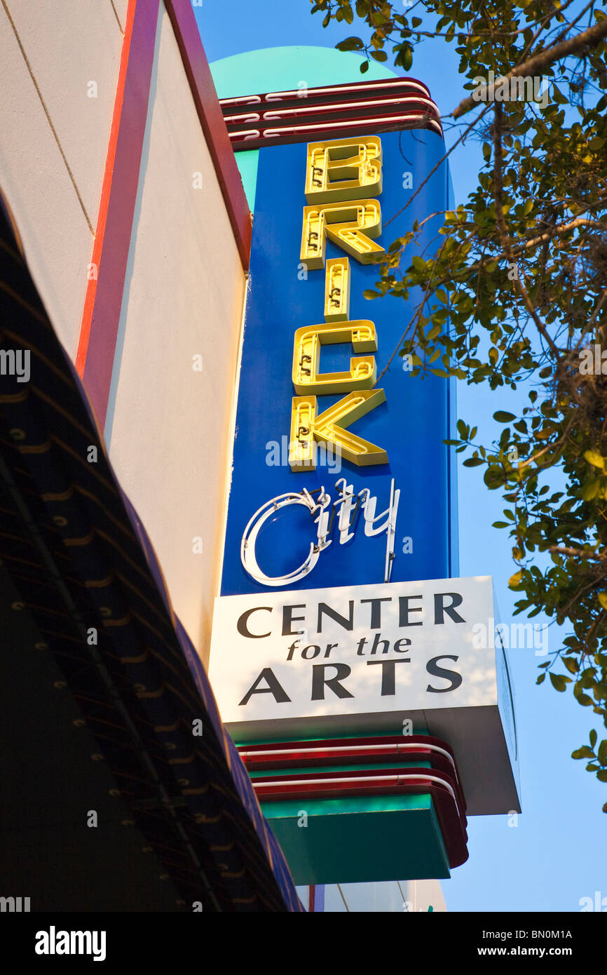 Ocala, FL - Mars 2009 - Neon Sign plus entrée du Brick City Center for the Arts, au centre-ville d'Ocala, Floride Banque D'Images
