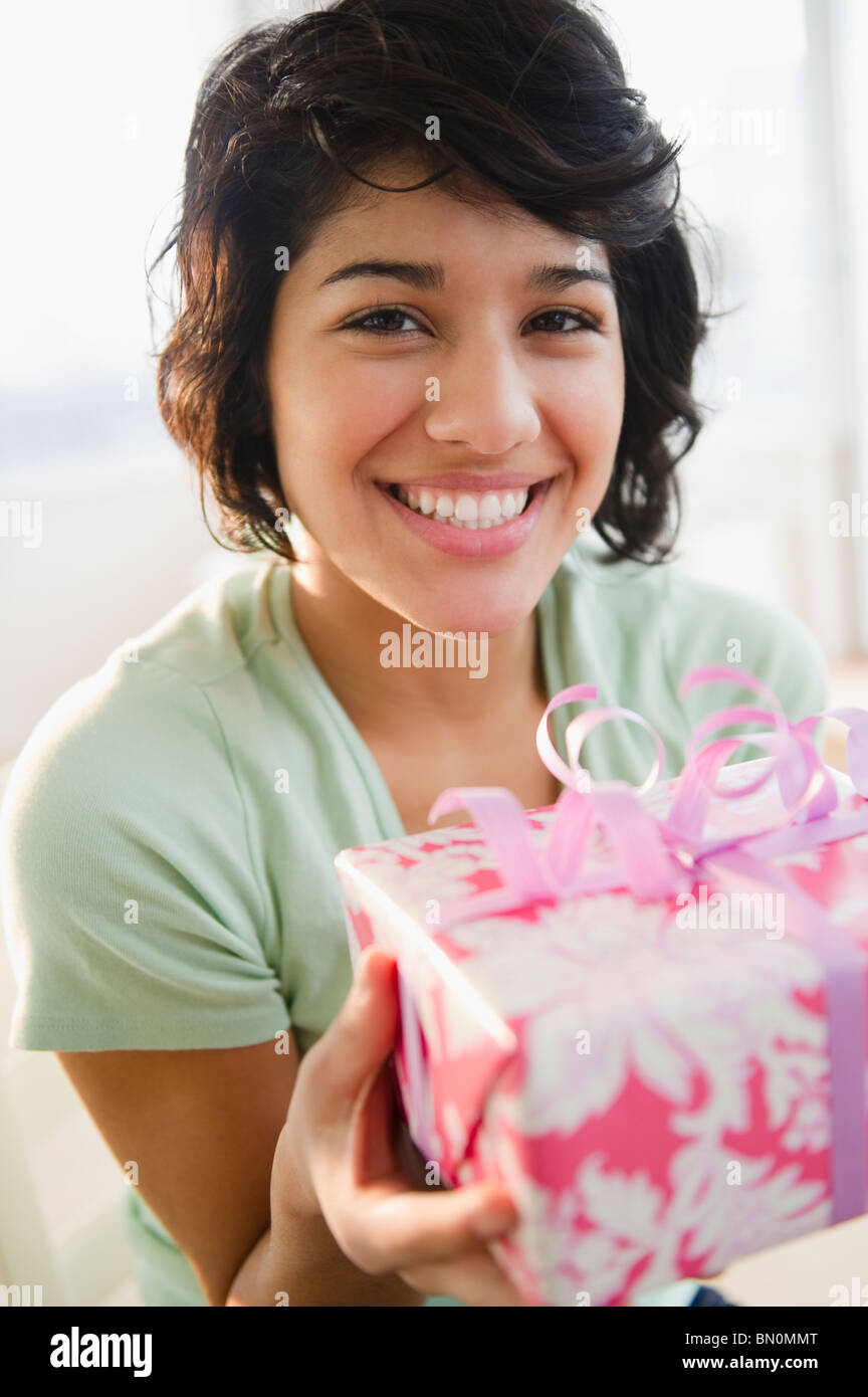 Hispanic woman holding birthday gift Banque D'Images