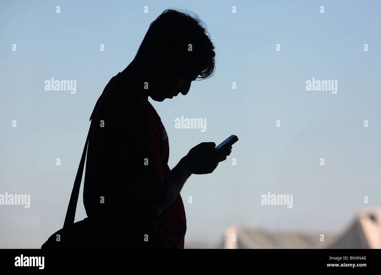 Silhouette d'un homme avec un téléphone mobile Banque D'Images